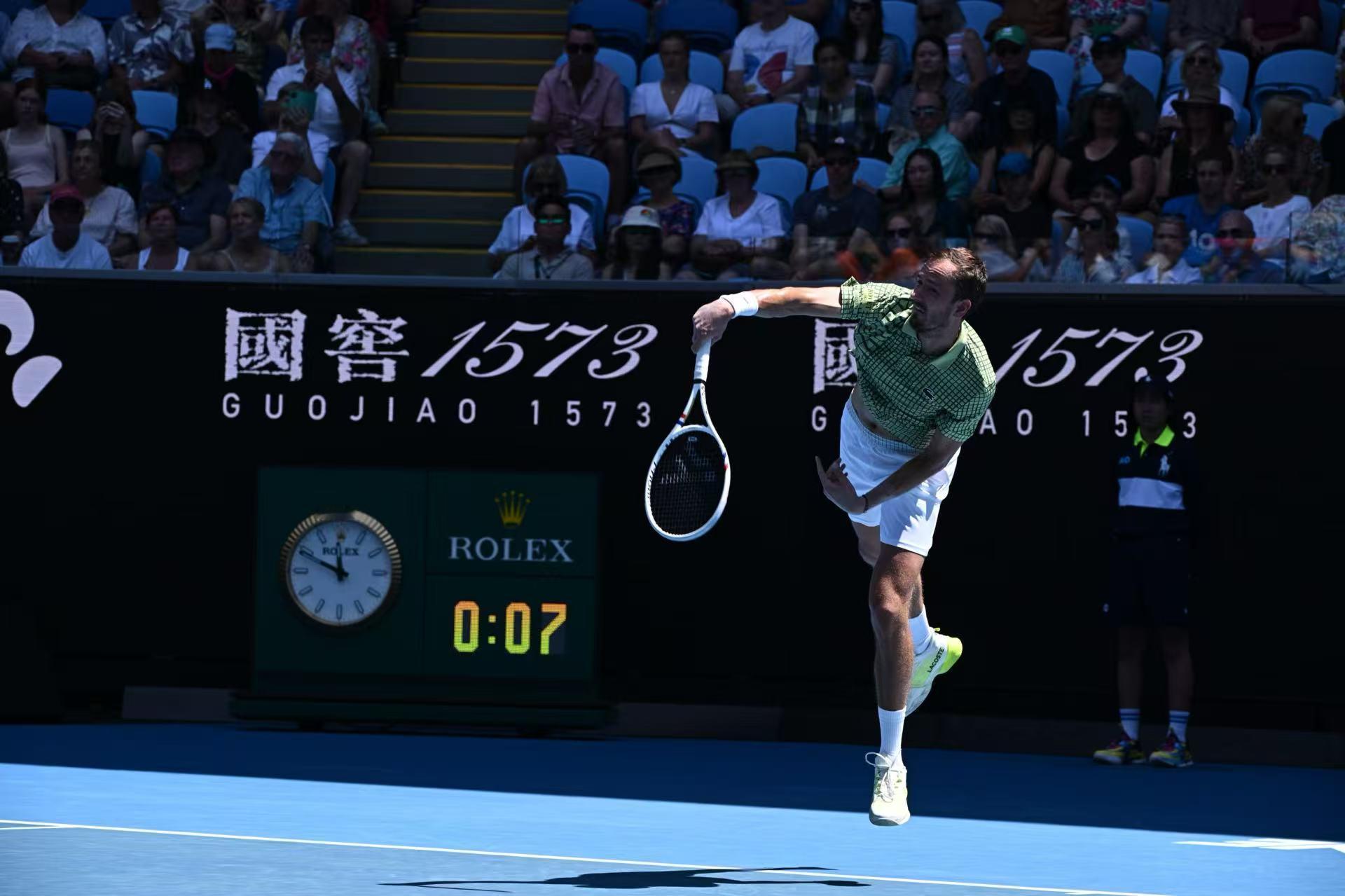 澳网首轮，梅德韦杰夫以7-5/6-2/7-6(2)淘汰德容，终结大满贯4连败。梅