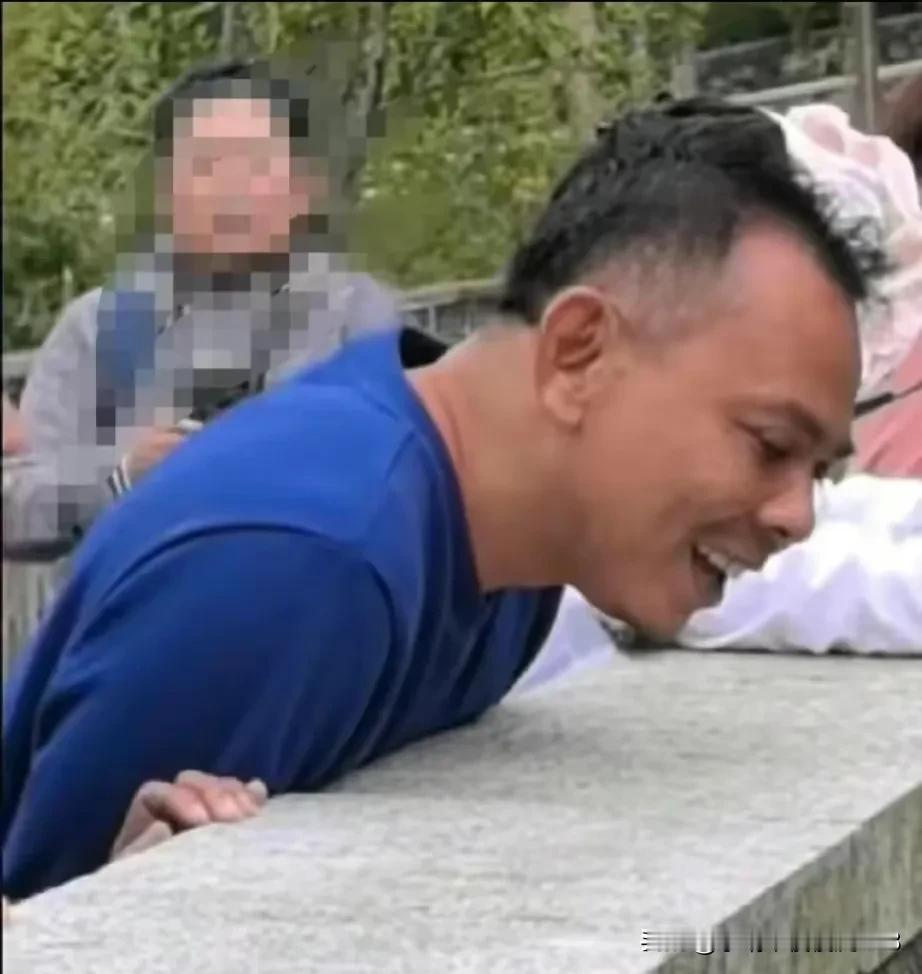 久别重逢的喜悦一马来奶爸和升谊小宝贝
升谊听懂马来奶爸的话，马来奶爸叫她走过来，