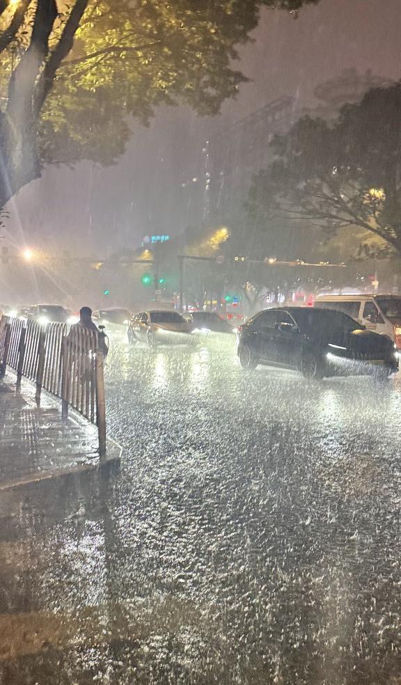 广州你别再闹了！
一去健身就给我下雨，平时不去就不下，想怎么样[微笑][微笑][