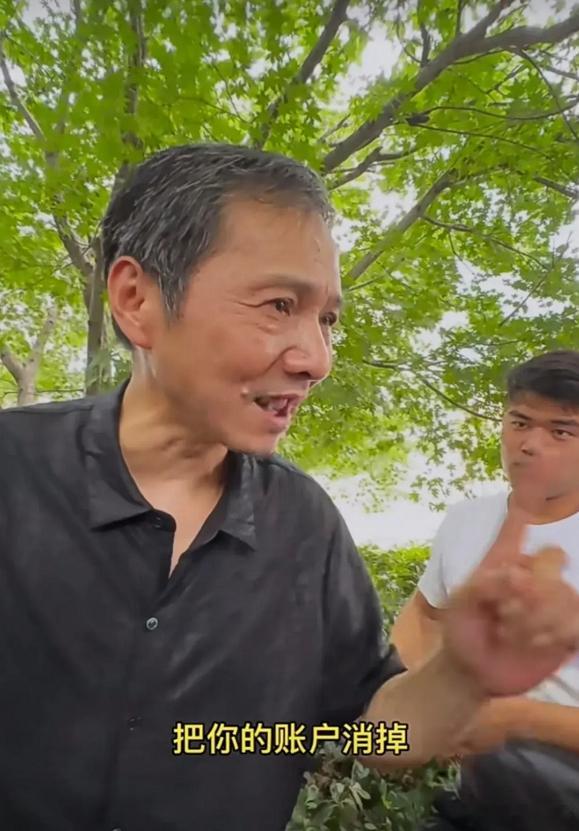 东一捧子西一榔头，昨天还在唱大盘涨停，今天又说头部已现，销户离场，症状明显，关键