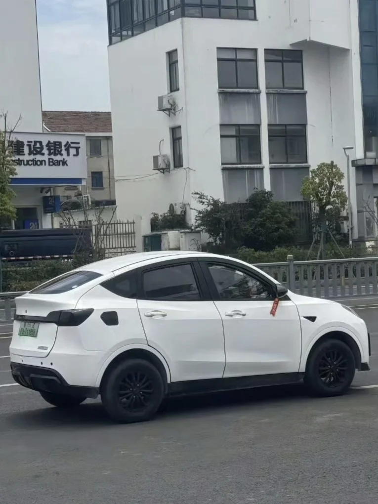 离远看以为是卖15万的特斯拉新车ModelQ