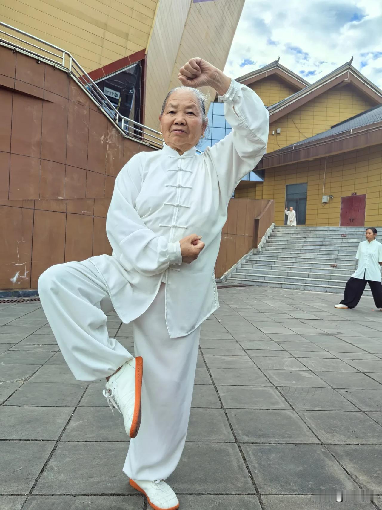 一位老人的武林风骨，与她不期而遇的骄傲

清晨的黄水大剧院广场，一位身穿白色太极