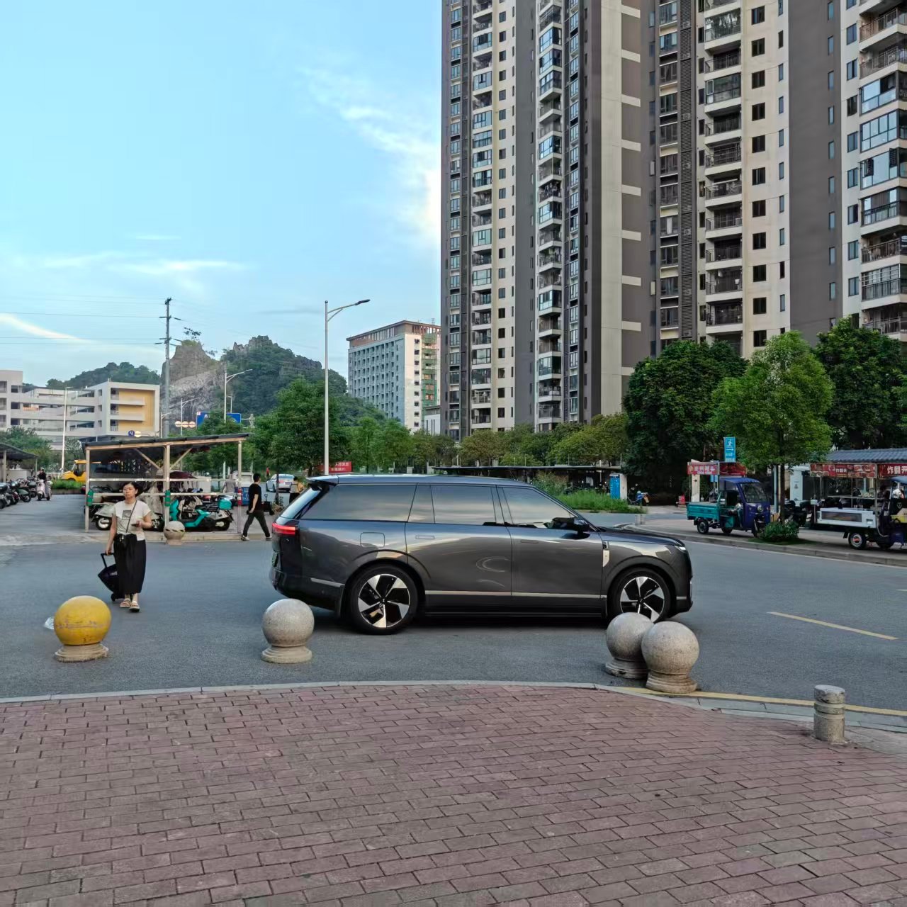 小区门口多了一台小鹏GX，这两年小鹏可以说完美的渗透到了普通百姓的生活中