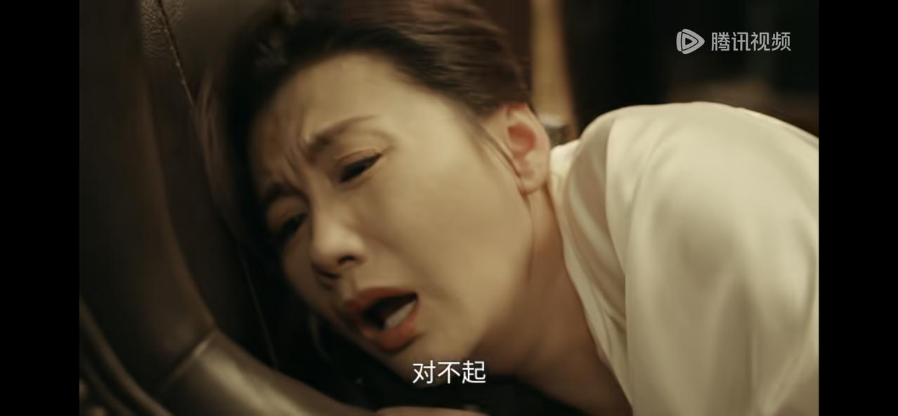 《她的盛焰》夜深了，蒋东朝在客厅忙碌，妻子方玲玲端了一杯牛奶给他喝，蒋东朝冷着脸