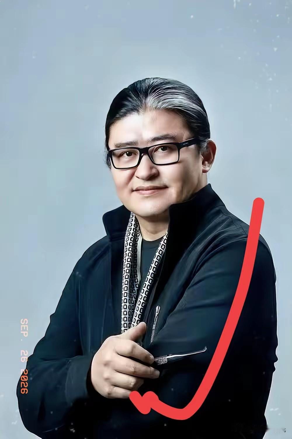 原央视主持人赵普回忆说，有一次和刘欢在一起吃夜宵，刘欢一人吃了10只大闸蟹，赵普