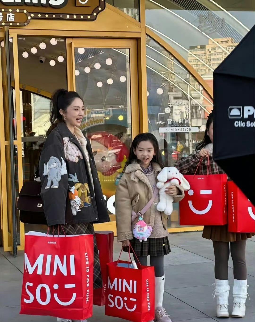其实我真觉得有颜有钱有女儿，是可以不用再婚的。