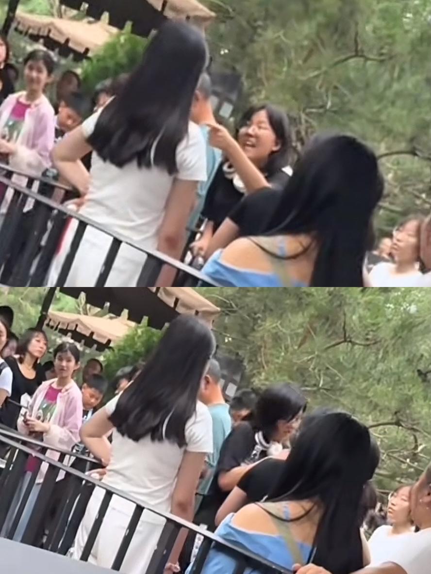 没想到小仙女们也会内战啊。

三位女子在环球影城排队的时候，有两位女子诬陷另一位