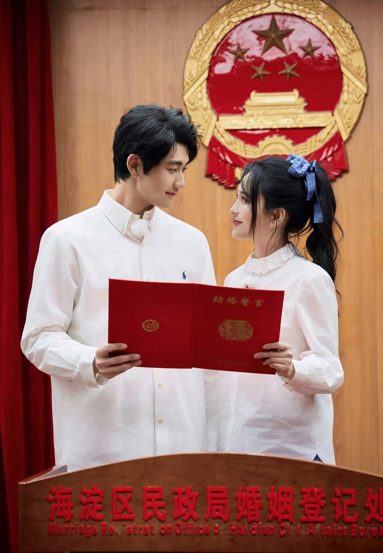 金莎和孙丞潇官宣结婚了，两人是在2026年情人节前一天领的证，选在4月9号这天公