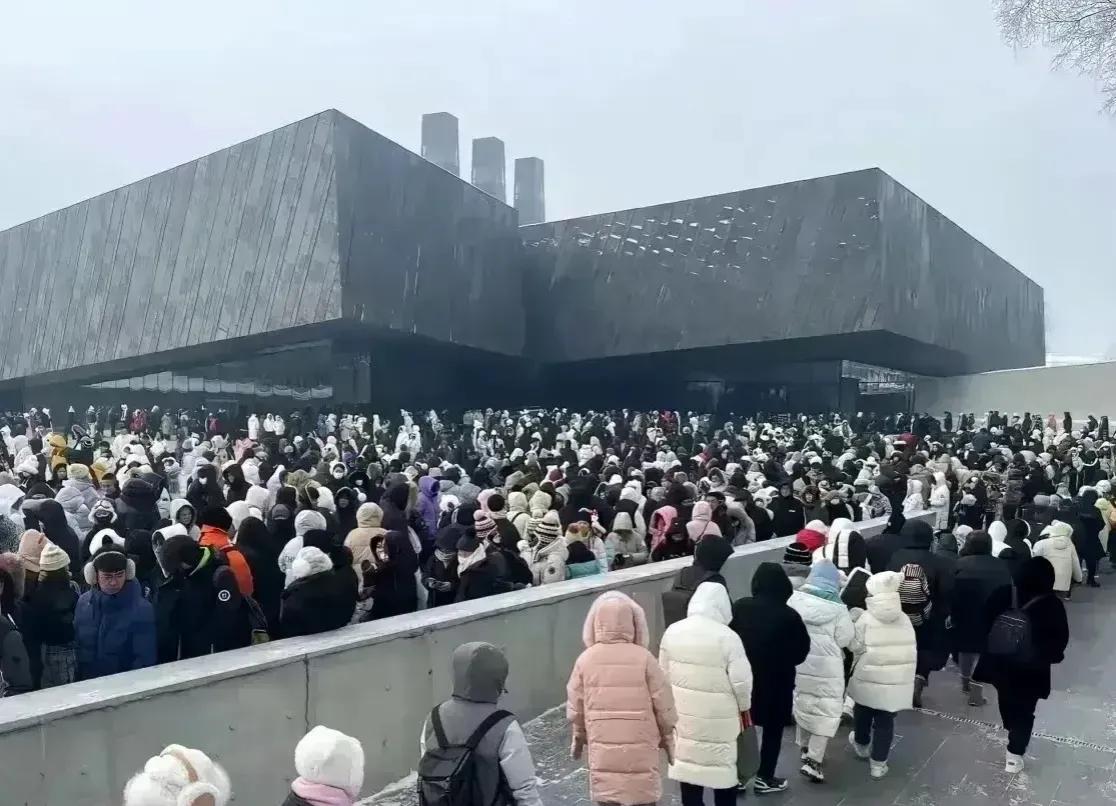 这两天哈尔滨旅游大火，这不光刺激了哈尔滨当地旅游经济的发展，同时也带动了更多的人