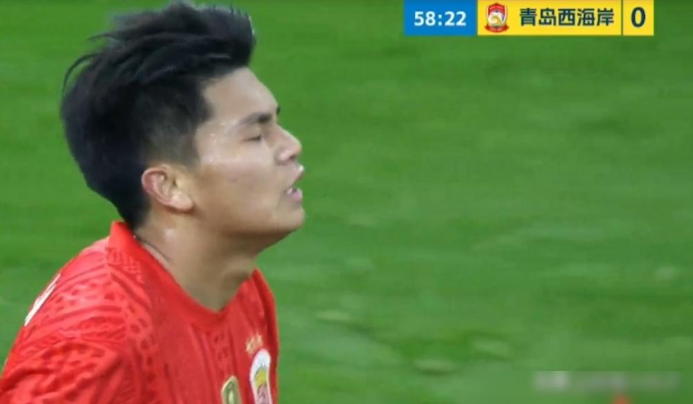 单刀踢飞，他捂着脸不敢看。穆斯卡特却公开讲：他今晚是最大威胁。
你看着他像道闪