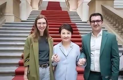 “缘木求鱼”的做法是目前在台岛的很流行，这些政客们在近期纷纷出访欧美等国，以求发