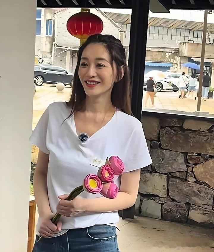 李小冉没有网上夸的那么年轻漂亮，一看就是五旬老太，还没路人年轻！ 