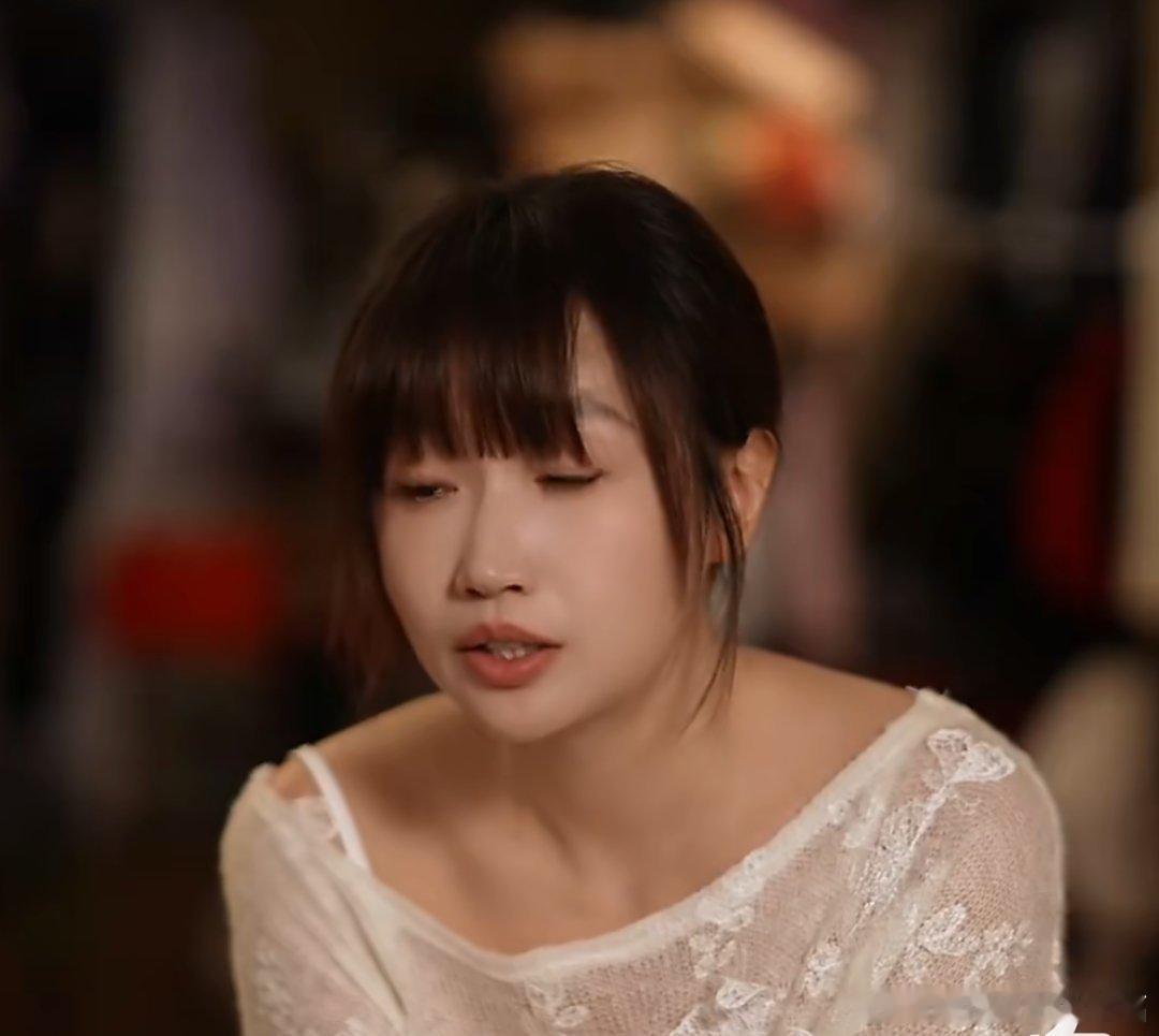 麦琳确实很适合亚裔妆容麦琳的一组亚裔妆容造型收获大量好评，配套妆教视频登上热搜，