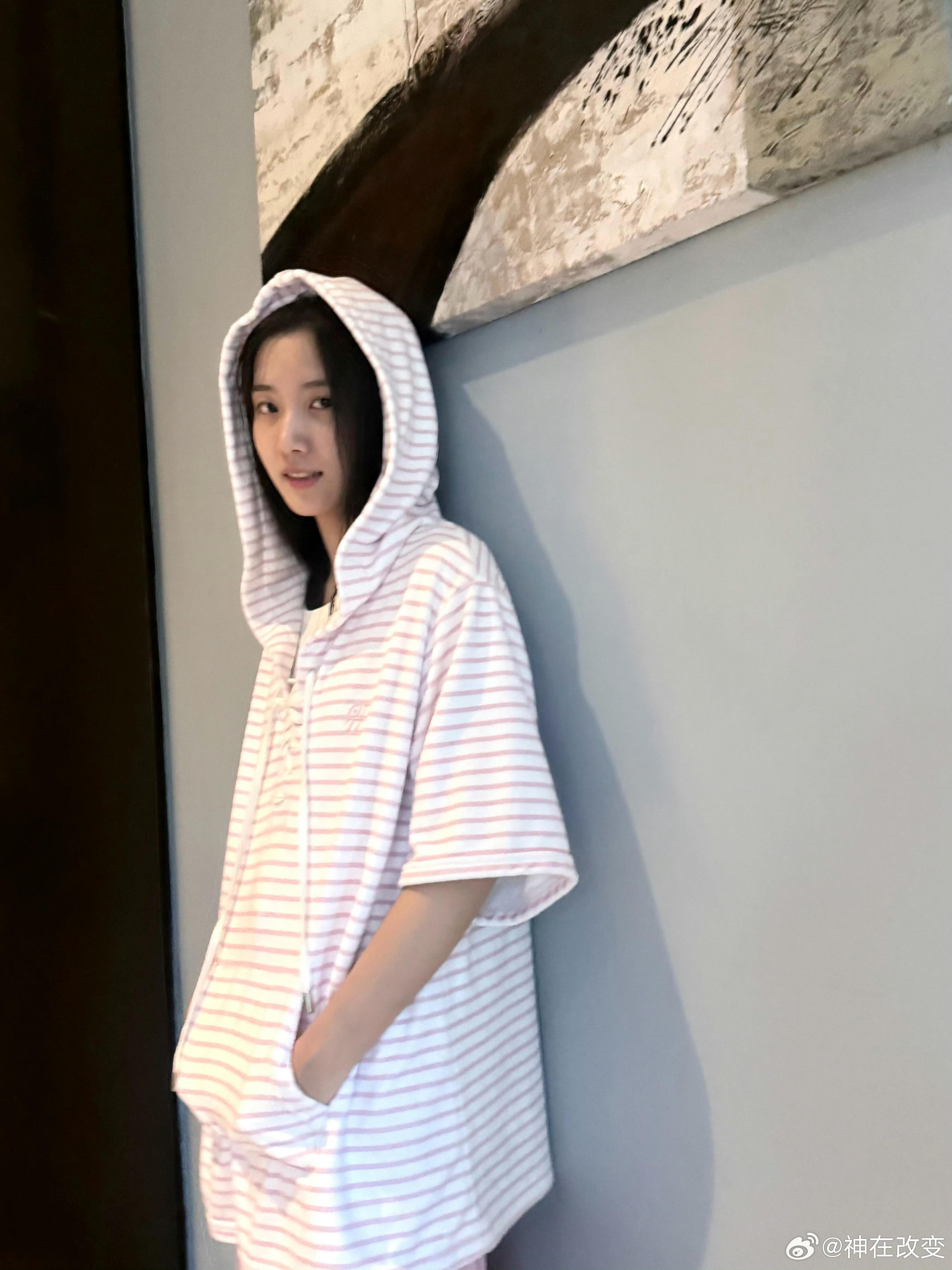 卢昱晓[超话]  好喜欢这组～噜噜晓的照片真的都很有生命力🥹 卢昱晓｜ ​​​