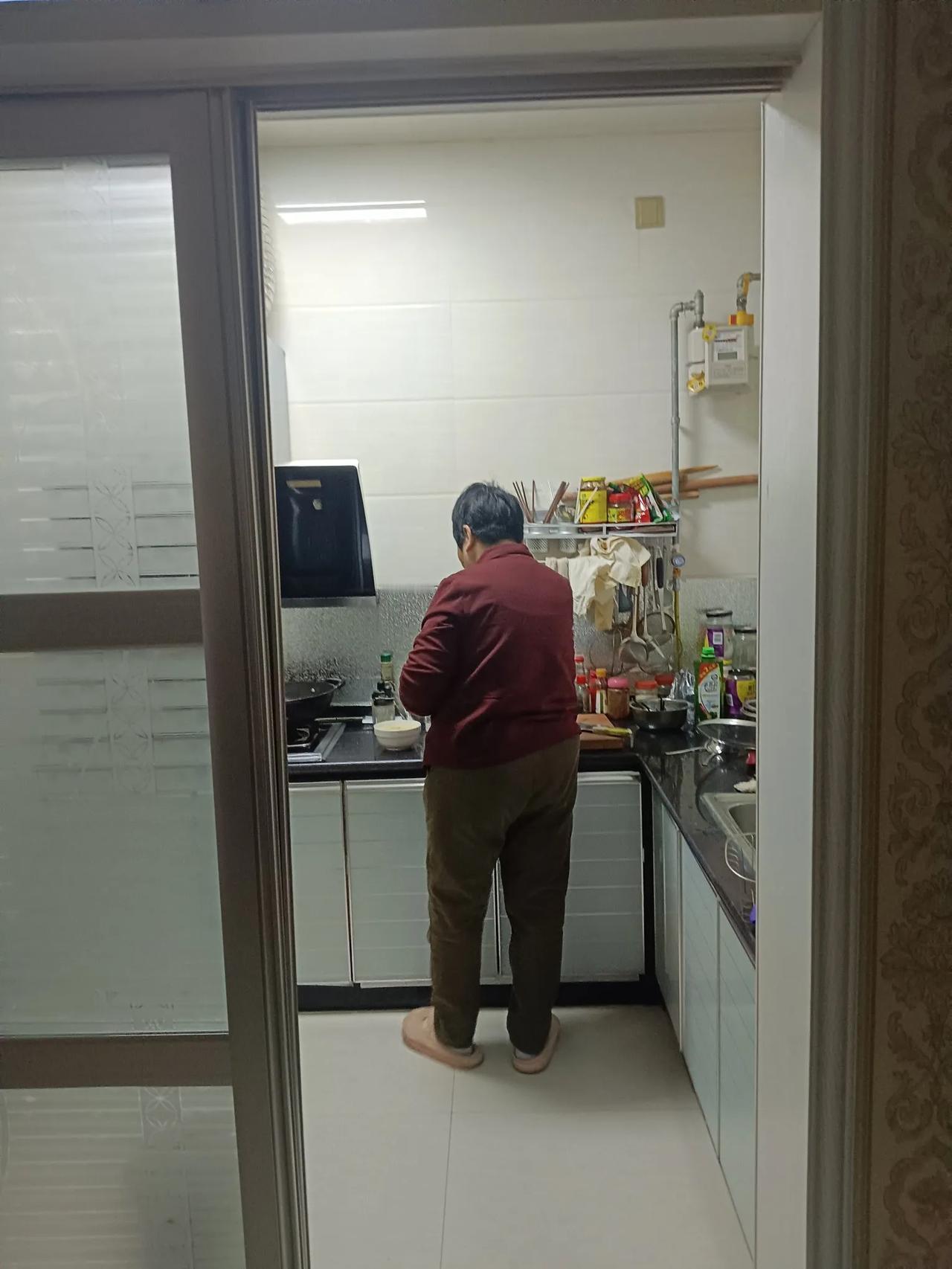 责任
我去老家姑姑那里，说说她的日常生活。
早上5：30起来做饭，6：30儿媳妇