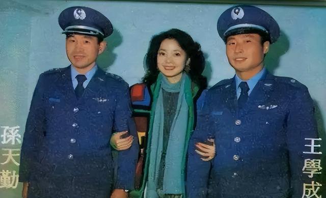 1983年，曾叛逃到台湾的飞行员王学成结婚了，在婚礼上，王学成笑得满脸灿烂，开心