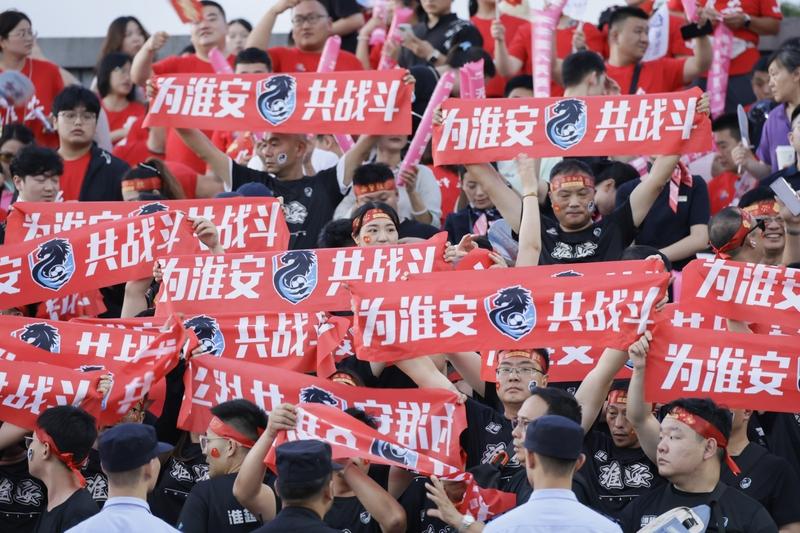 苏超这赛事太牛啦！10月8日晚无锡队赢下盐城队，和南通、南京、泰州会师半决赛。这