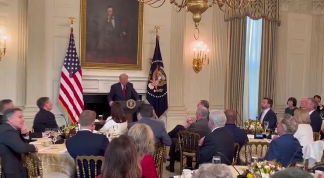 “我认为这对共和党没有好处，也不确定这对任何人有好处。”
——特朗普就曼达尼在纽