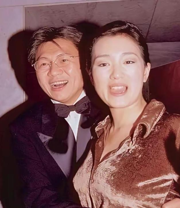 为生孩子，影后巩俐喝了大半年中药。
 
1996年，她嫁新加坡商人黄和祥。
 