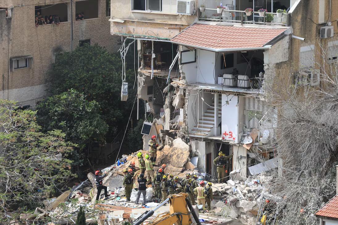 据西班牙《国家报》报道，这枚跨越2000公里精准落入海法住宅区的弹道导弹，尽管没