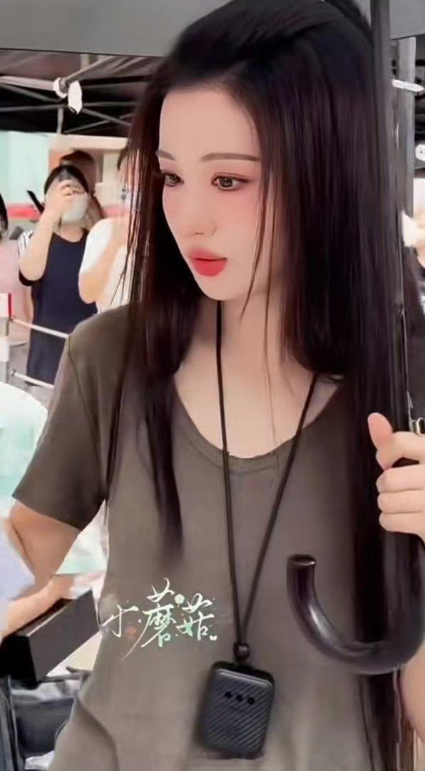 王楚然被烟人逼没招了 此女就这样小心翼翼，真没招了。 