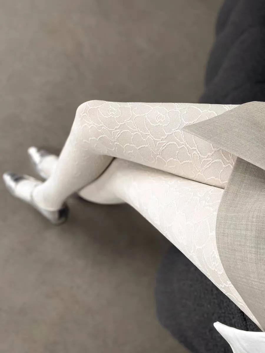 这双蕾丝花纹丝袜太戳审美！米白款像裹了层柔纱，黑款是冷艳暗纹，立体花型贴腿不臃肿