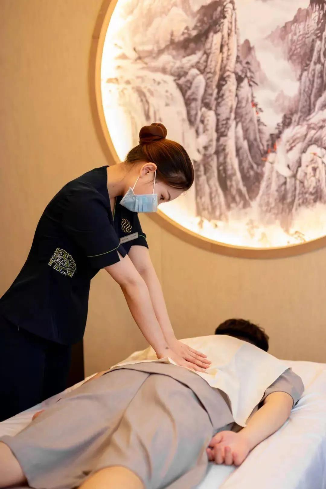 河北邢台，女技师在一次按摩过程中，和男顾客聊到单身情况，男顾客开玩笑的说了一句：