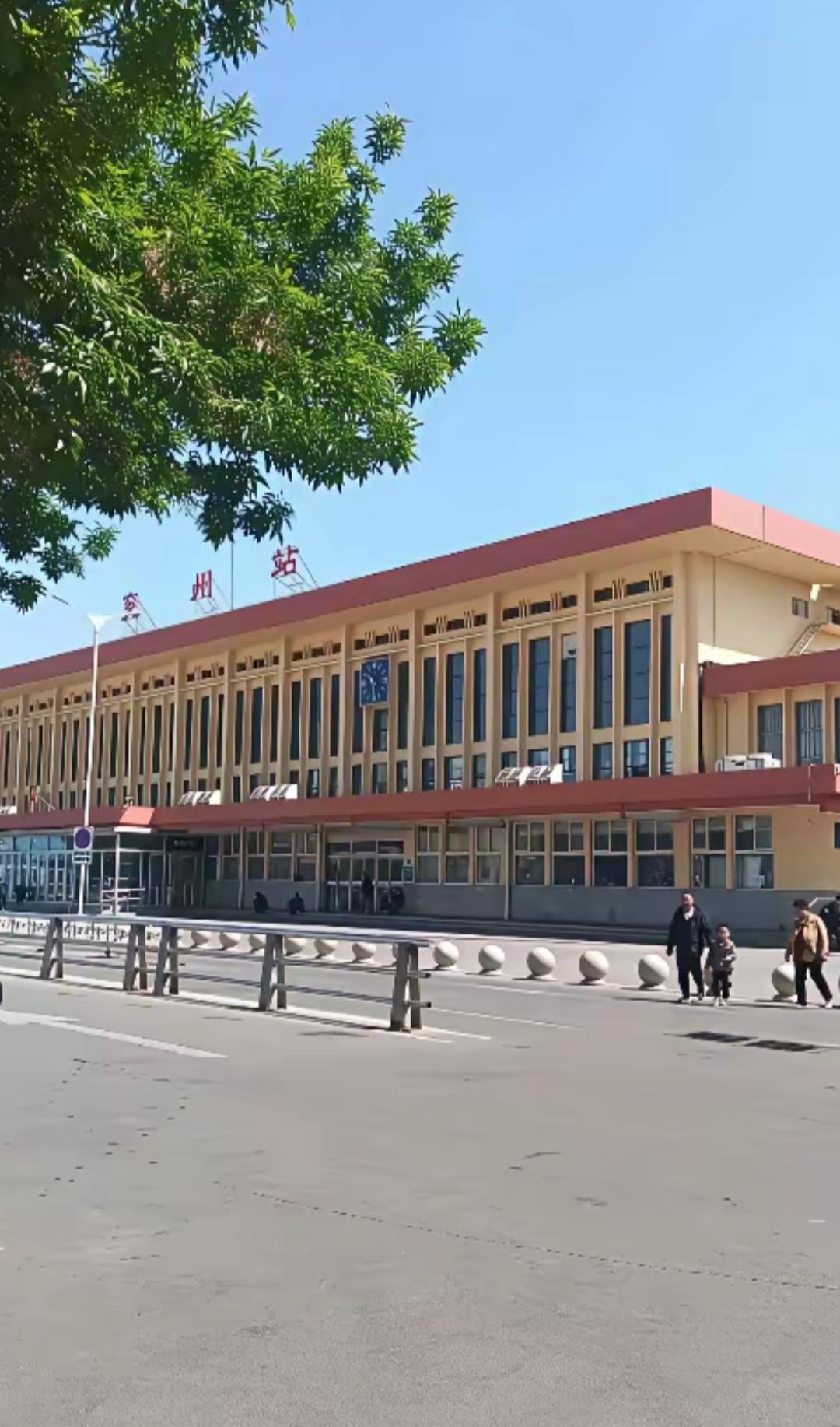 车站前有几个人在走路。真没想到会这样，如此的冷清。我去过一次，里面就几个保安和几
