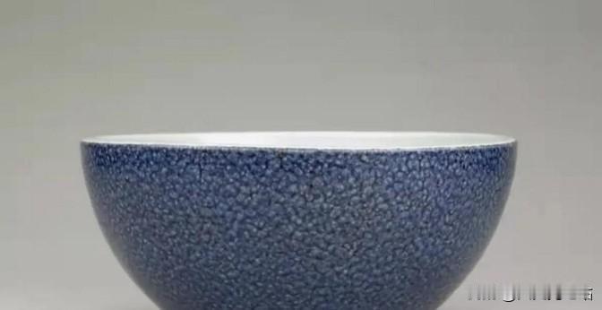 1973年，一位老婆婆走进古玩店，拿出一个破碗问价钱，工作人员接过一看，恶心得差