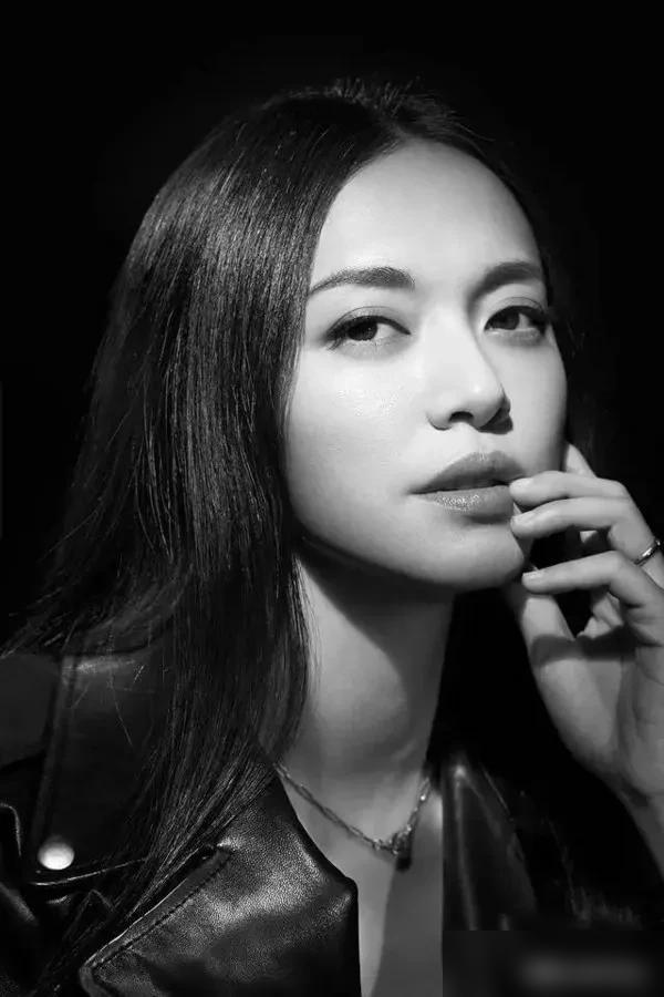 姚晨曹郁早离了，孩子都这么大了你敢信？别告诉我你还蒙在鼓里，官方都声明了。
去年