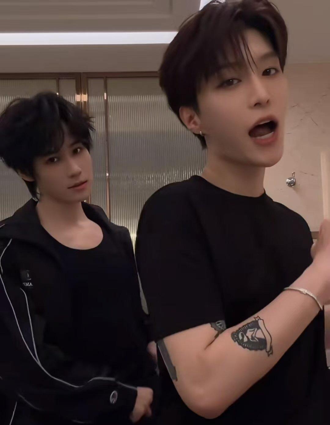 范丞丞躺地向张真源求饶奔跑吧 范丞丞被张真源捏住名牌的那一刻，脑子转得比谁都快。