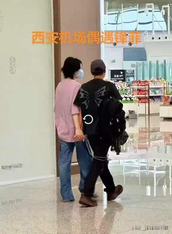 谢霆锋王菲手牵手现身机场偶遇王菲谢霆锋手牵手现身机场 6月29日西安演唱会落幕次