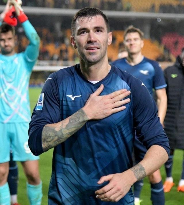 拉齐奥0比0客平莱切赛后，31岁的意大利中卫罗马尼奥利手抚队徽、含泪质疑，并在社