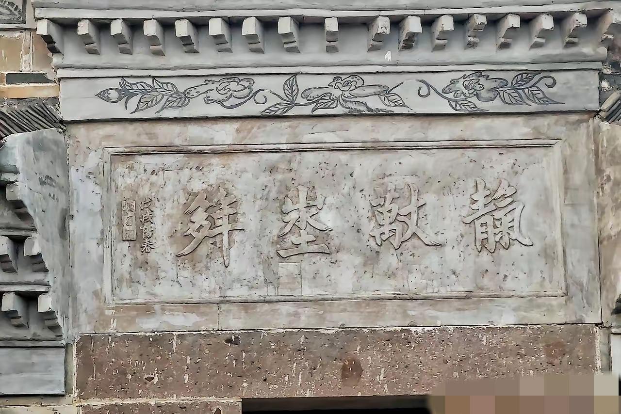 不吹牛！已经问了10几个大学生了，没一个人能把石碑上的四个字读出来，属实是懵圈了