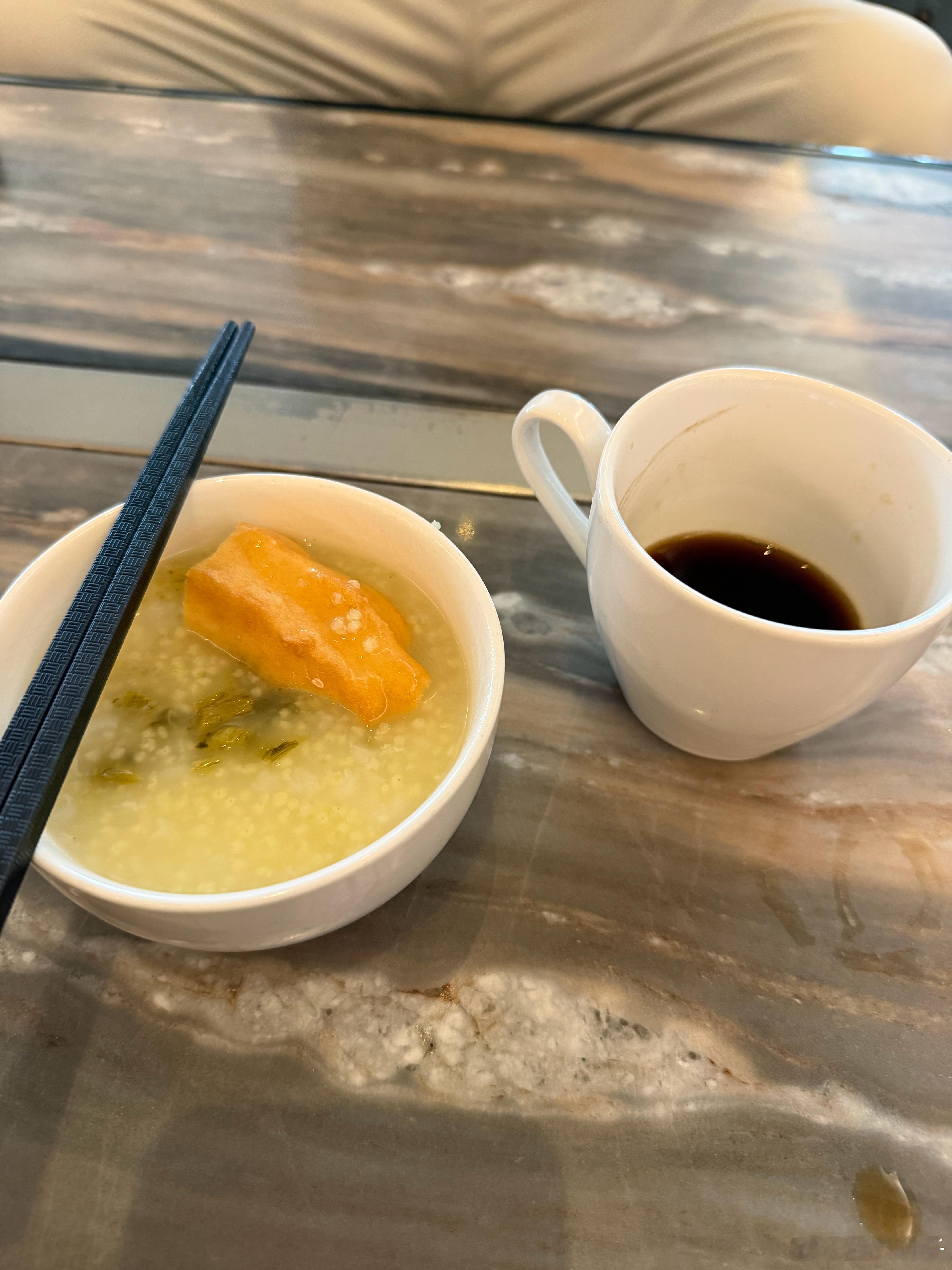刚要吃点东西，结果就登机了，还好飞机会等我