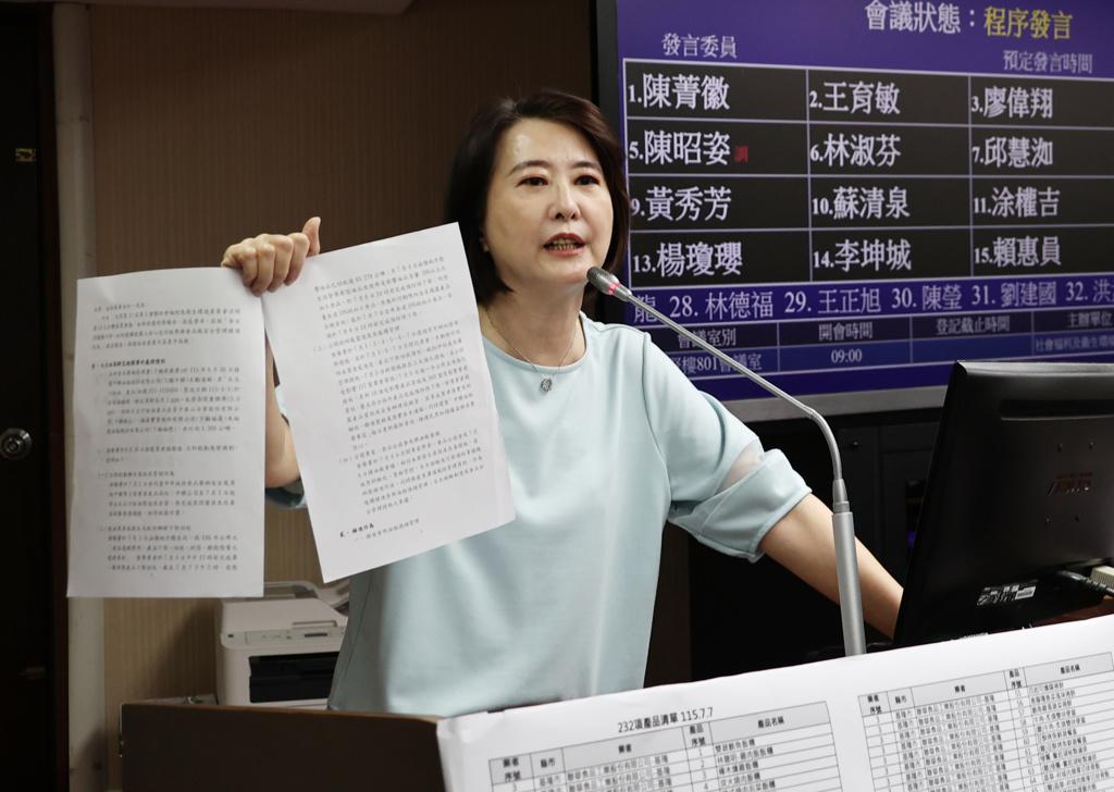 王鸿薇直接点名民进党当局在这场食安危机中的核心问题：面对民众的健康诉求全程躲闪推