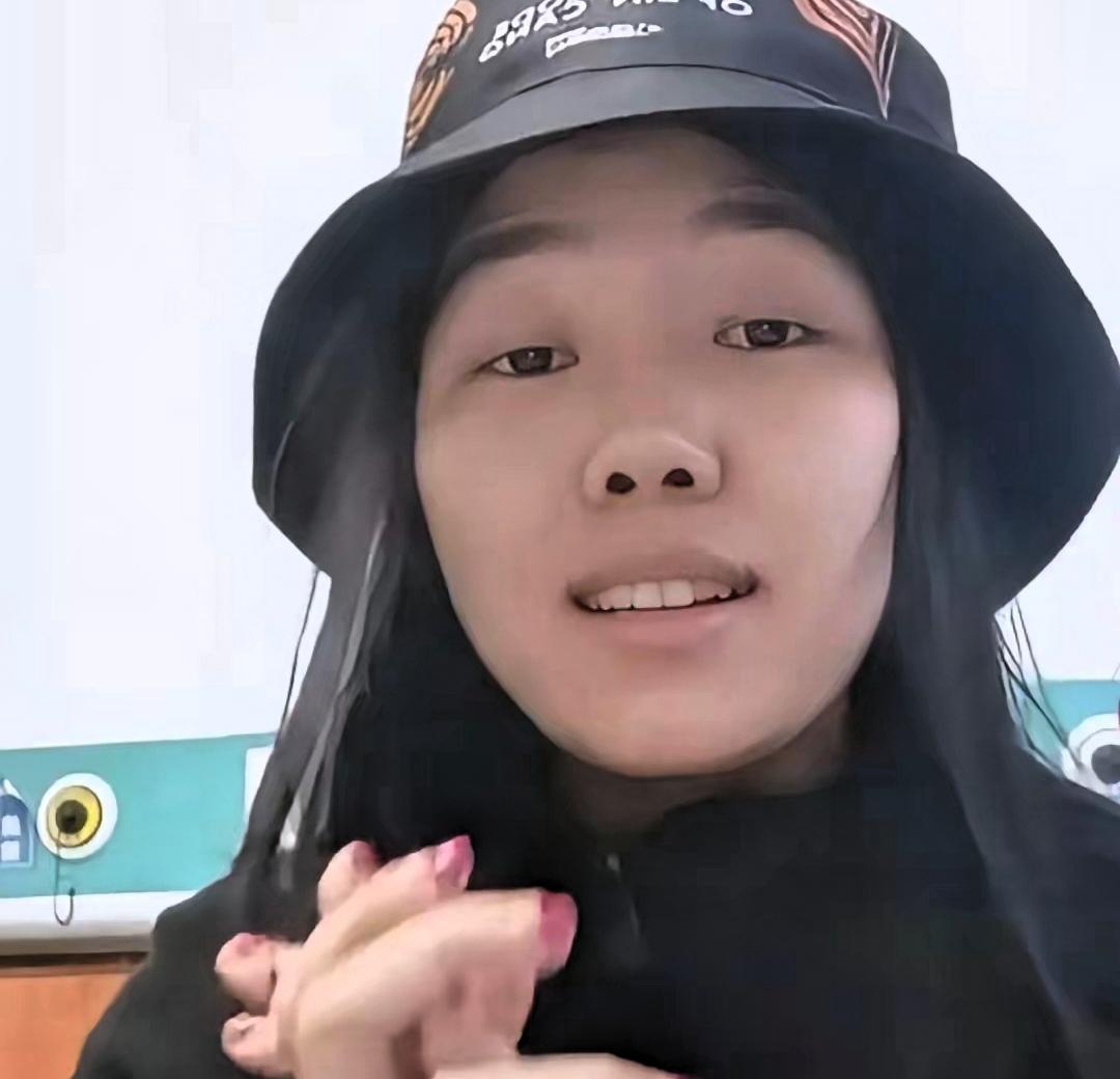 退赛反而成了大赢家？
刀疤哥这波操作属实让人看不懂，一场直播两小时，不仅涨粉几百