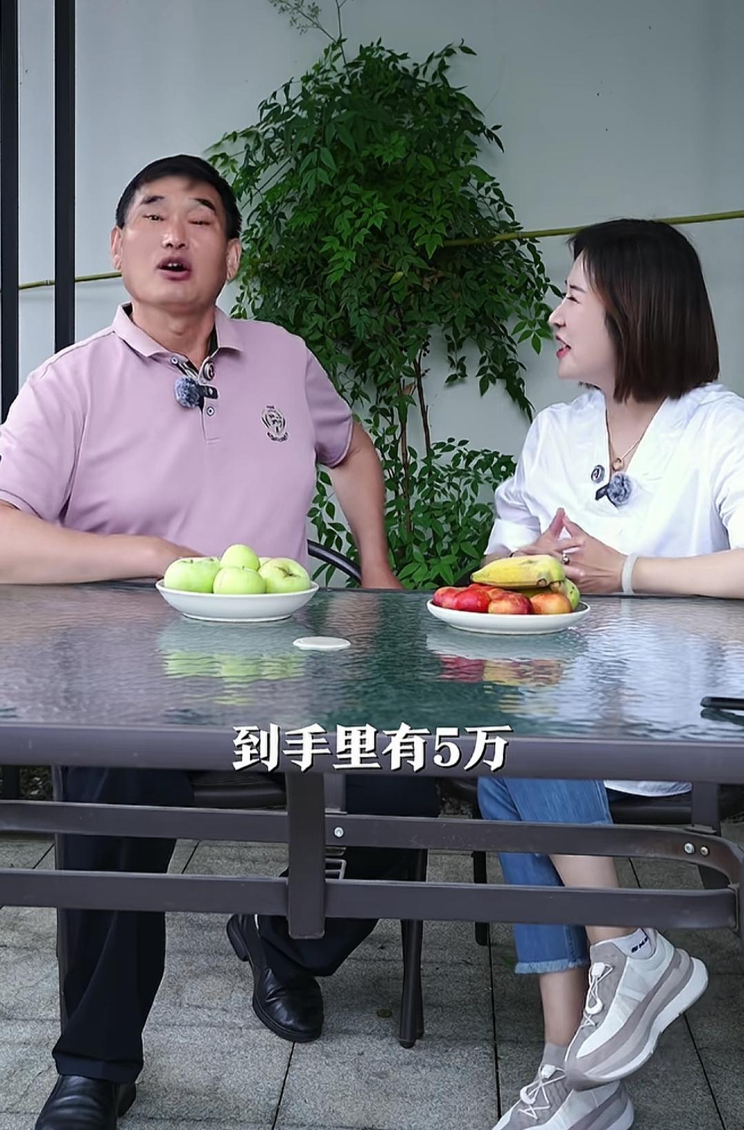 “大衣哥”太搞笑了，主持人想问出他演出的具体收入数字他是坚决不说。
主持人“小溪