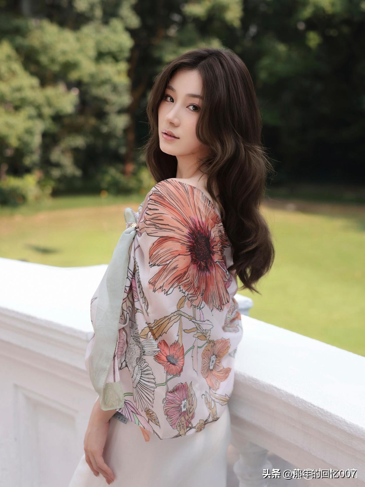 女孩子怎么穿搭既时尚又好看? 温柔花裙，自然清新，夏日里的浪漫时光。