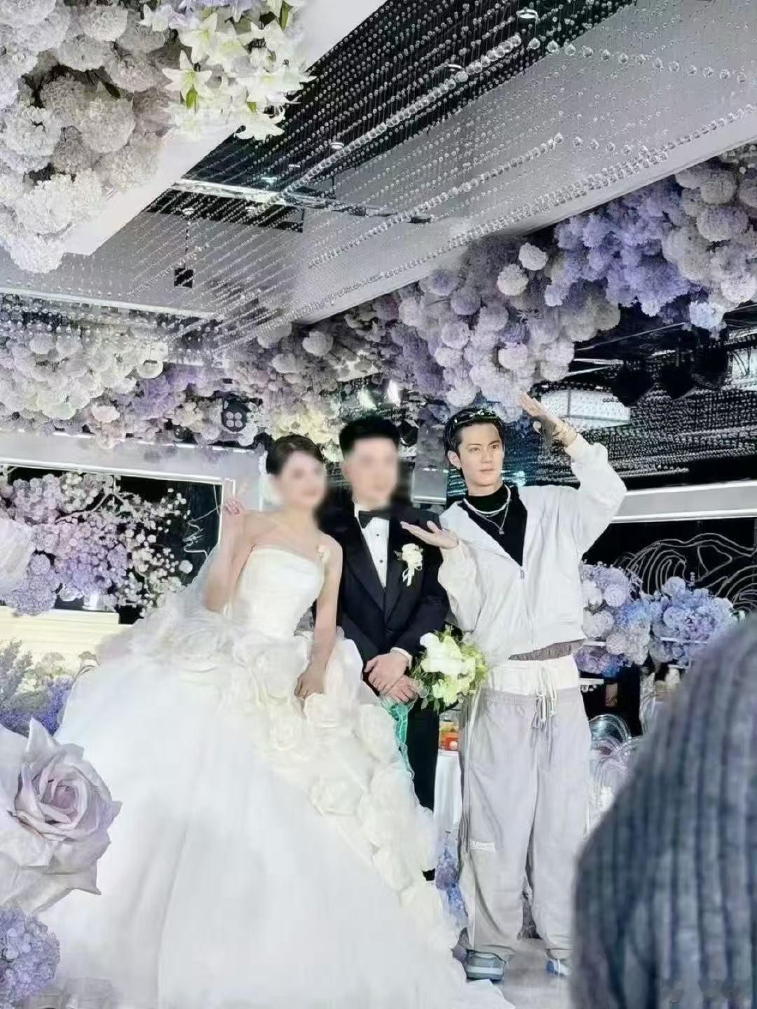 王鹤棣参加了发小的婚礼 ​​​参加发小婚礼的棣棣～和新郎新娘合照好有爱！ ​​​