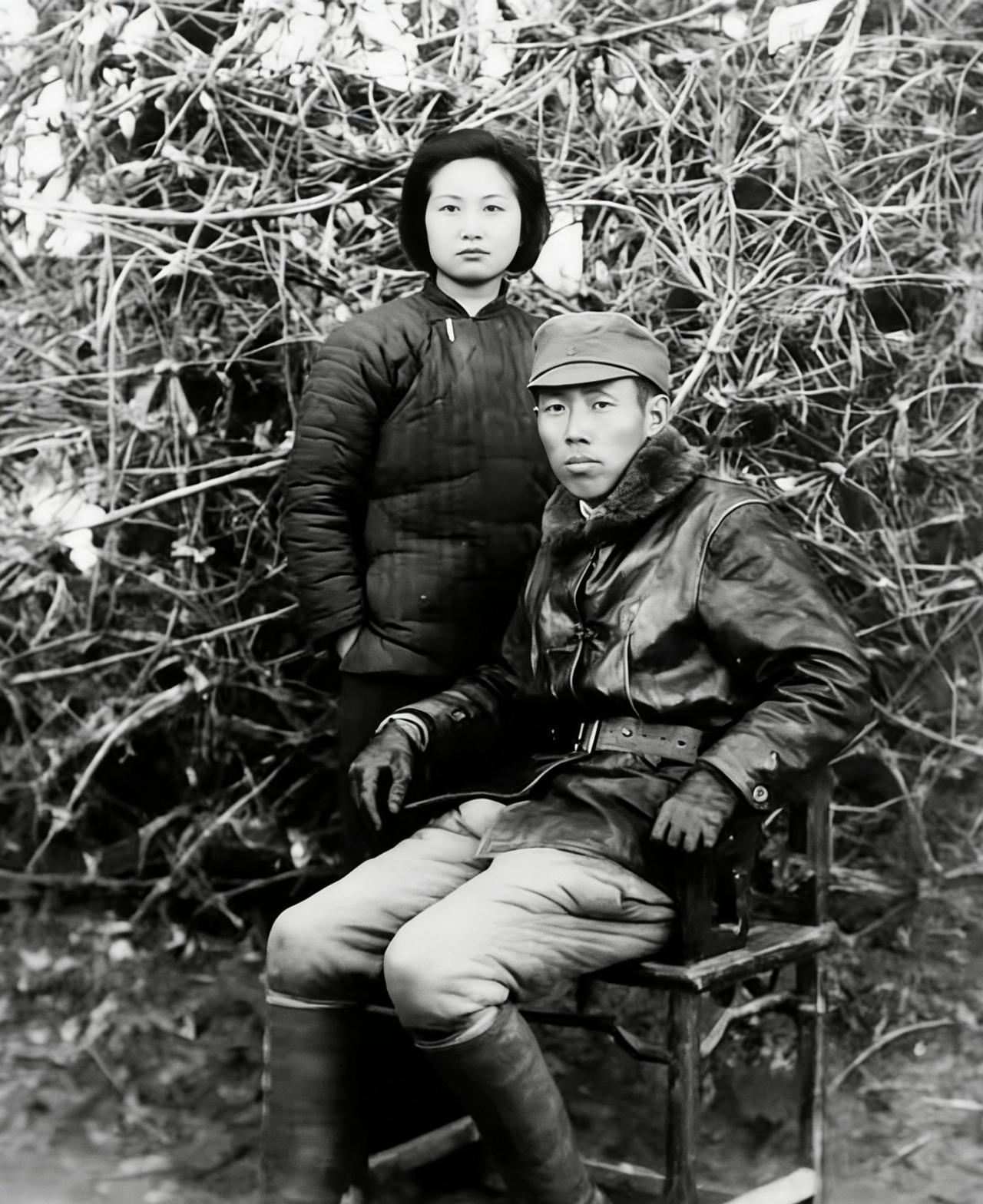 1943年，新四军指挥员胡文杰在战地休养所养伤时，与休养所副所长唐渠互生情愫。临