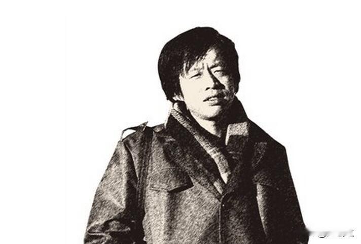 王小波讲过一个故事。

小时候，他有个伙伴，看见大公鸡踩蛋，捡起石头就追——追着