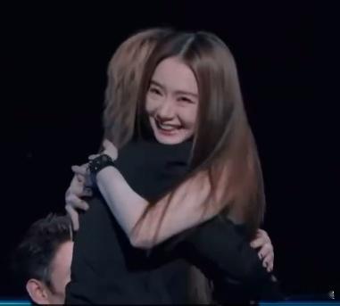 #刘忻戚薇拥抱梦回浪姐# 刘忻与戚薇相拥的瞬间，如同点亮了记忆中的一盏明灯，让我