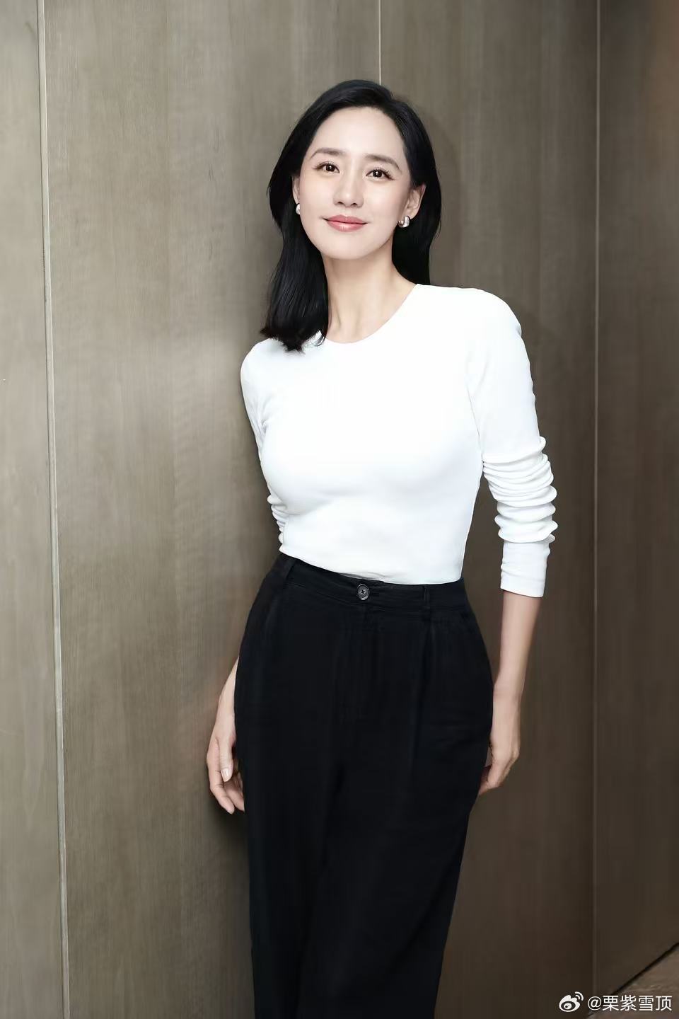 王智完全符合我对知性大姐姐的想象，气质真的太干净了眉眼温柔，身姿舒展，自带东方美