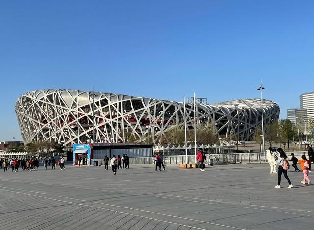 “34亿造个大铁鸟笼子，早晚变成废铁！”
2008年奥运圣火一灭，多少人等着看鸟