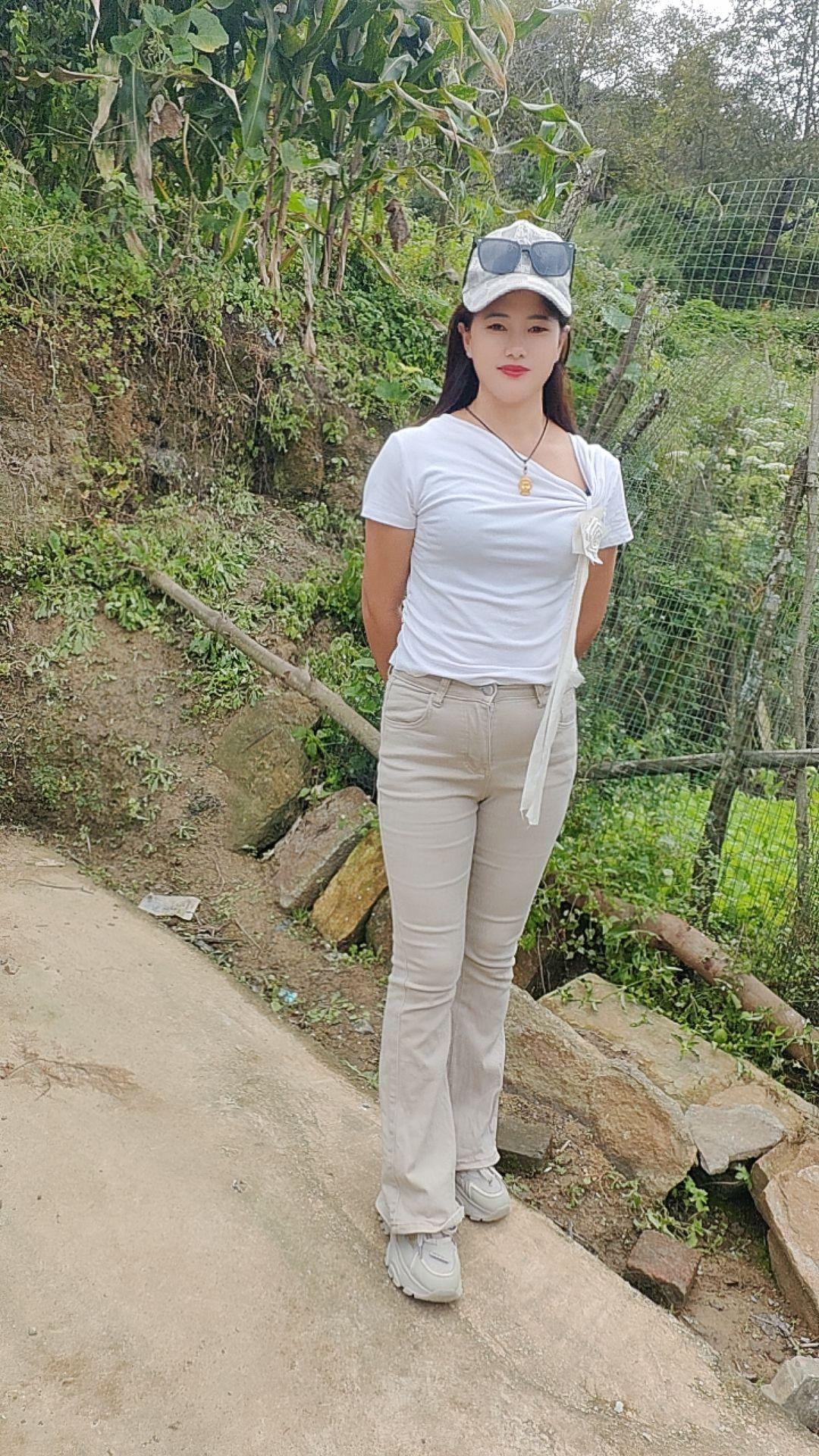 我们在不同的世界里，还让我认识不同的你，有你就足够了。