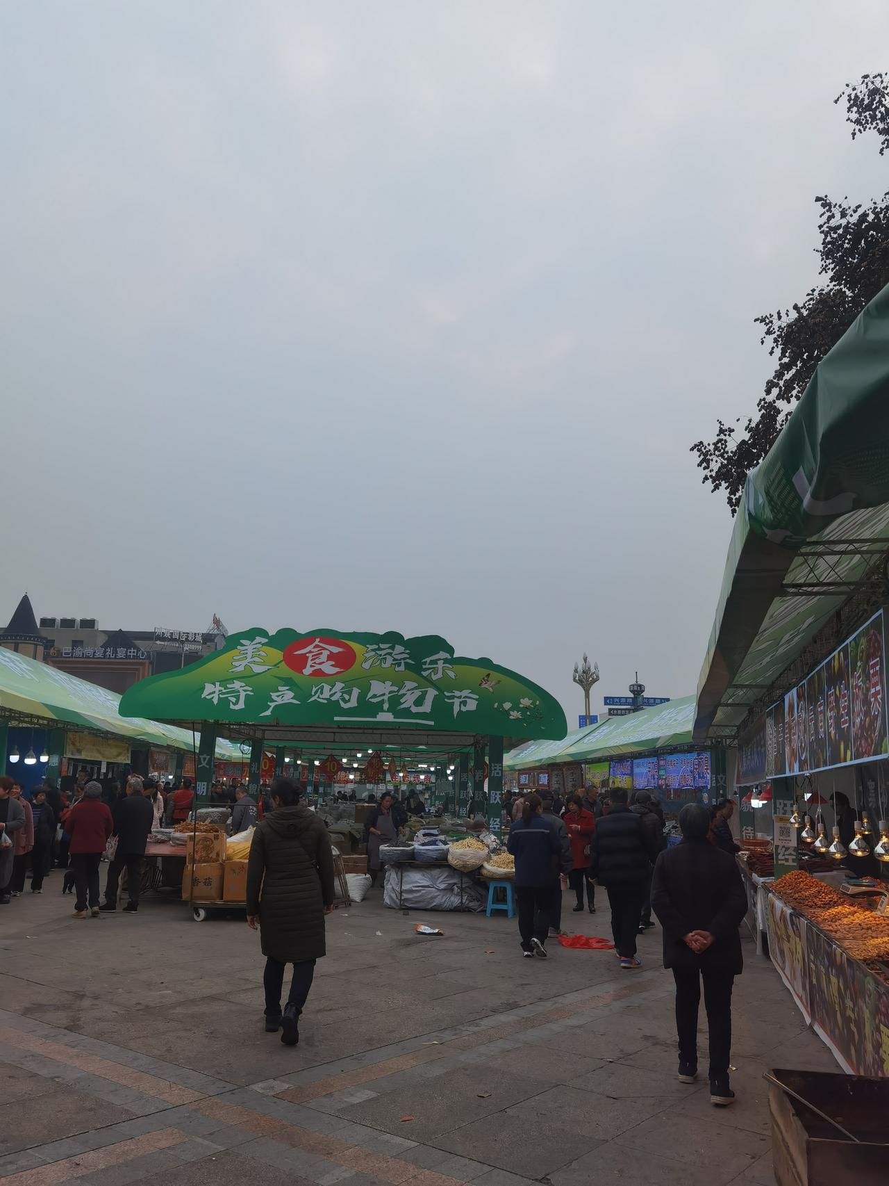 今天路过白土坝，旁边的展销会看似热闹，进去逛其实也没啥人，几乎都是路过看看的。现