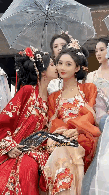 一群好可爱的精灵，像天使一样美丽，我喜欢第四个，笑容灿烂，有些调皮很治愈，她们一