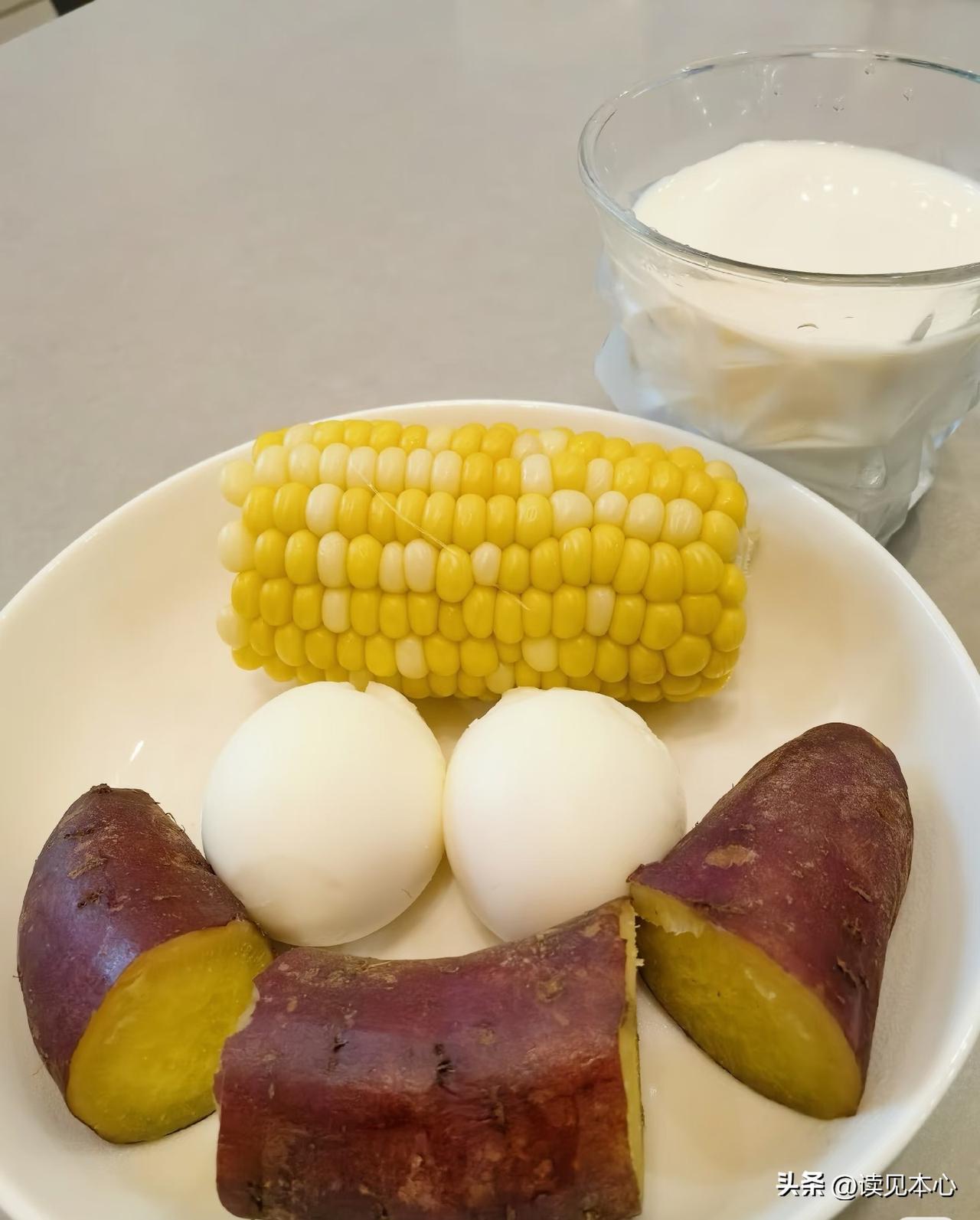早餐不宜吃的六种食物：
1、速食麦片
很多人以为速食麦片健康养生，其实大多添加白