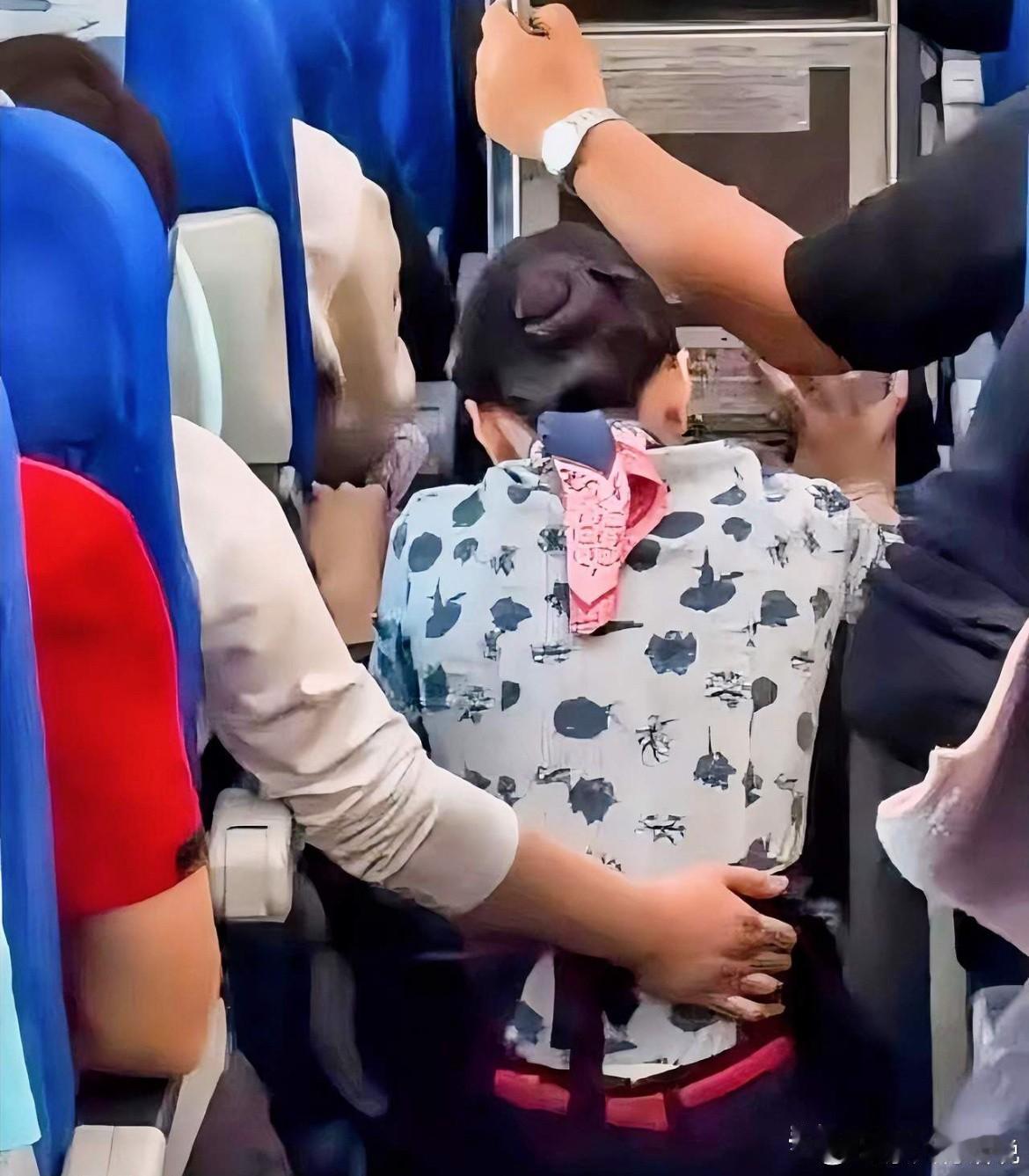 第二，可能被行政拘留或罚款。
第三，事态暴光后，欧某某已成丧家之犬，一下子出名了